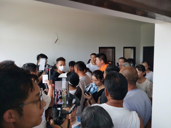 捷希缘配资 夫妇寻儿十九载终团圆 首次见面母亲将积攒19年的压岁钱塞到他手里